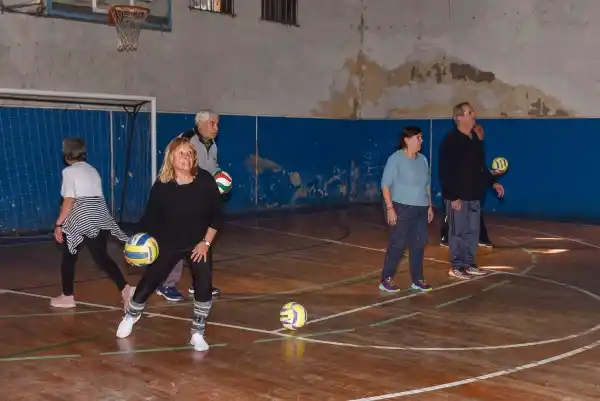 Más de 70 personas se sumaron a las clases gratuitas de Newcom y Zumba en club de Pelota