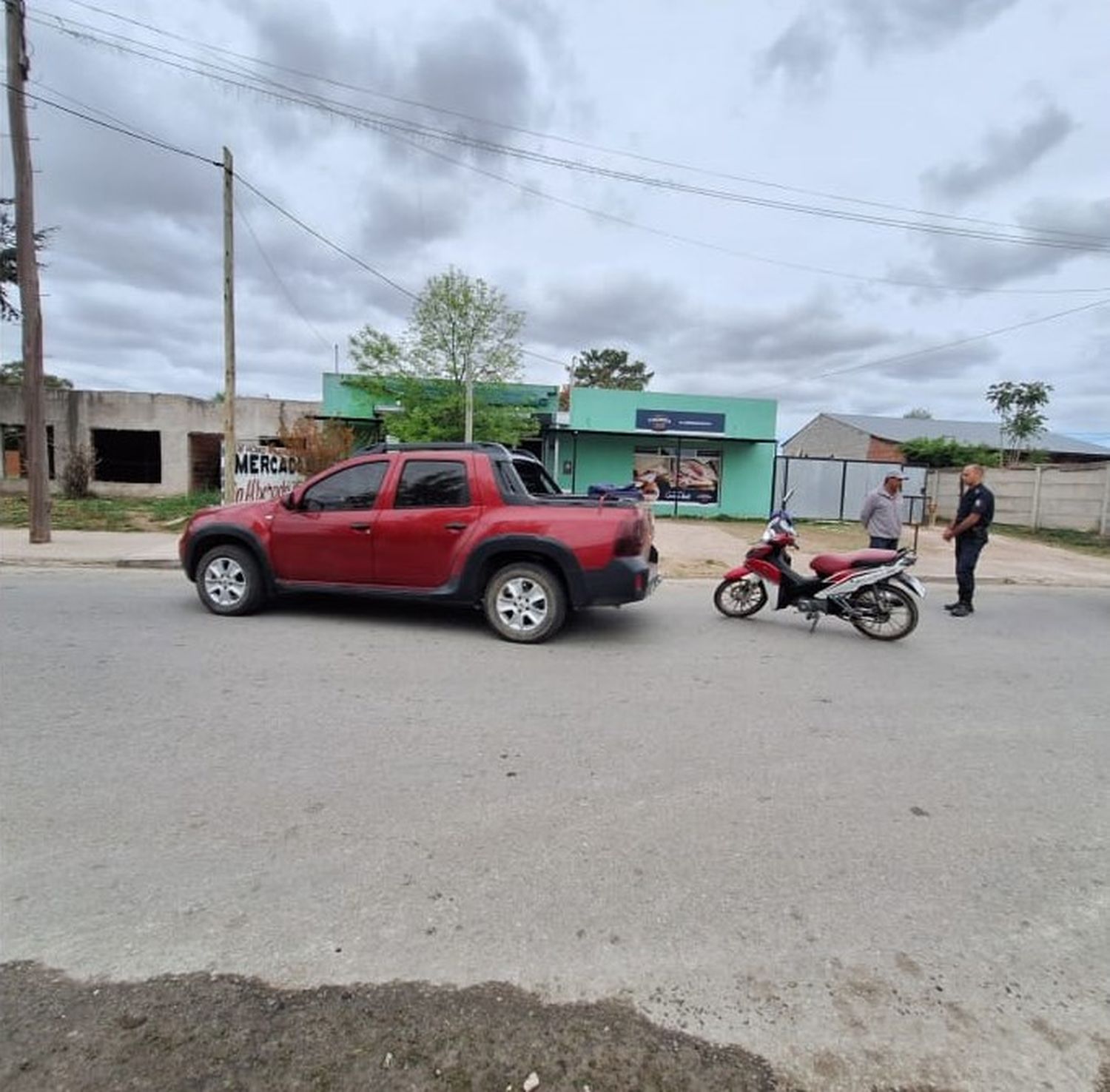 Una mujer fue hospitalizada tras chocar con su moto