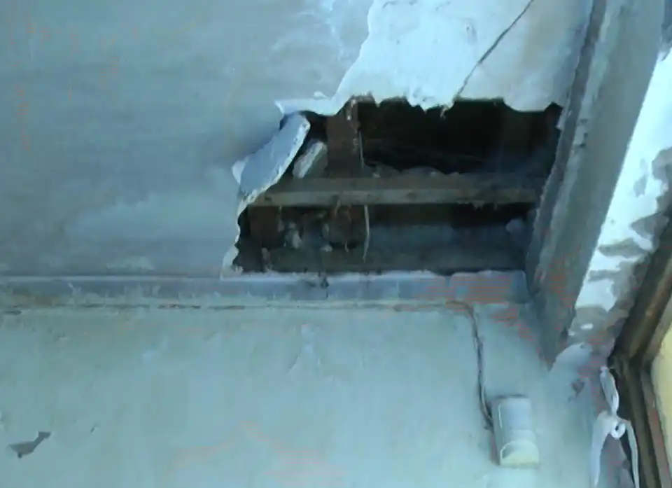 Sigue clausurado un sector de la Escuela 56 por la caída de mampostería del cielo raso