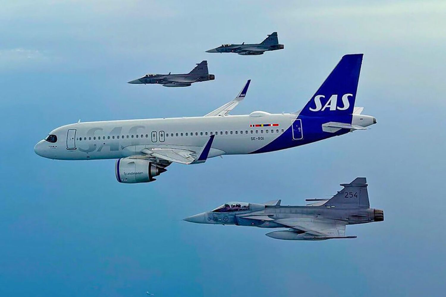 Cazas Gripen escoltaron a un Airbus A320neo de SAS que llevaba de regreso a casa a atletas paralímpicos