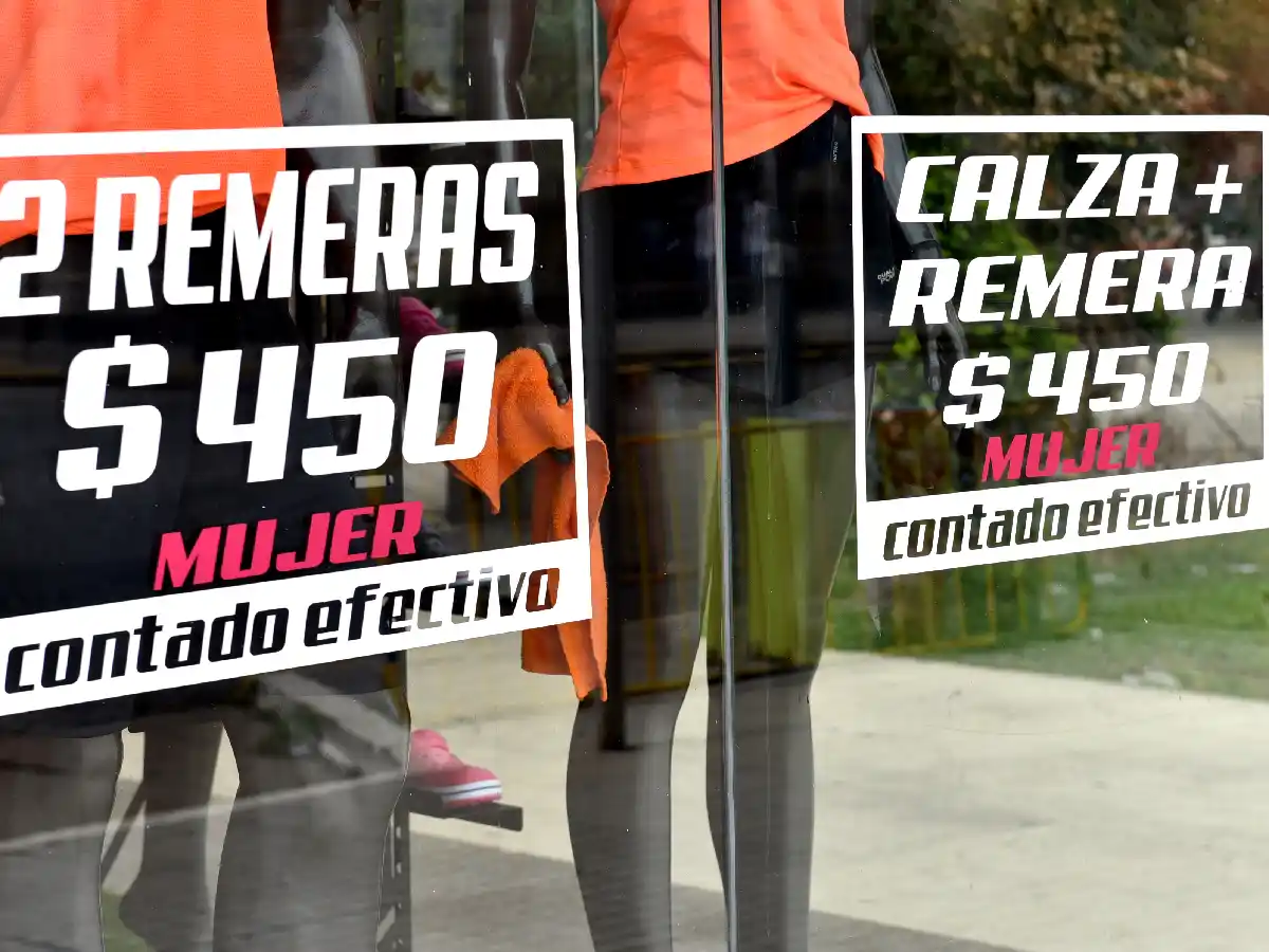 Previo a las liquidaciones, los comercios del centro se llenan de promociones