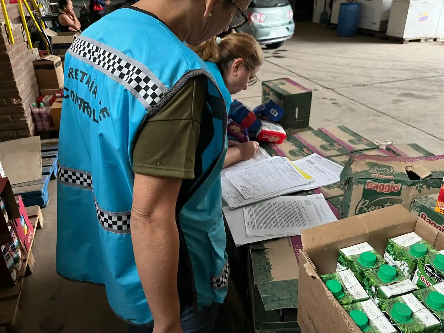 El momento de la clausura al comercio mayorista, ante reiteradas faltas. Foto: MVT.