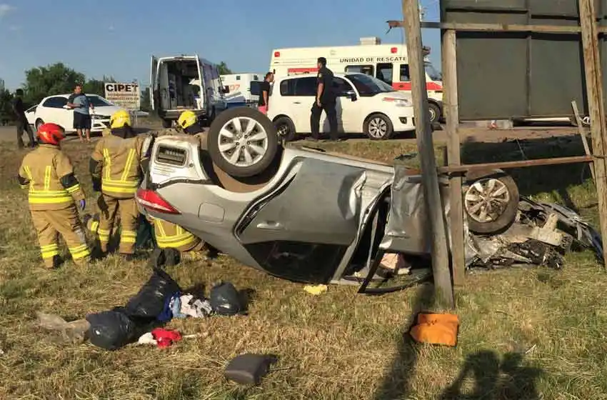 Fuerte choque de frente entre dos autos en la ruta AO12
