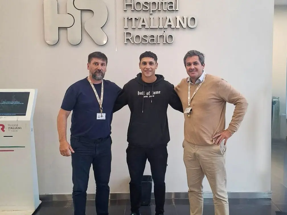 Matías Ferlini junto a los especialista en Rosario y con el alta para volver a entrenar. Foto:Prensa 9 de Julio