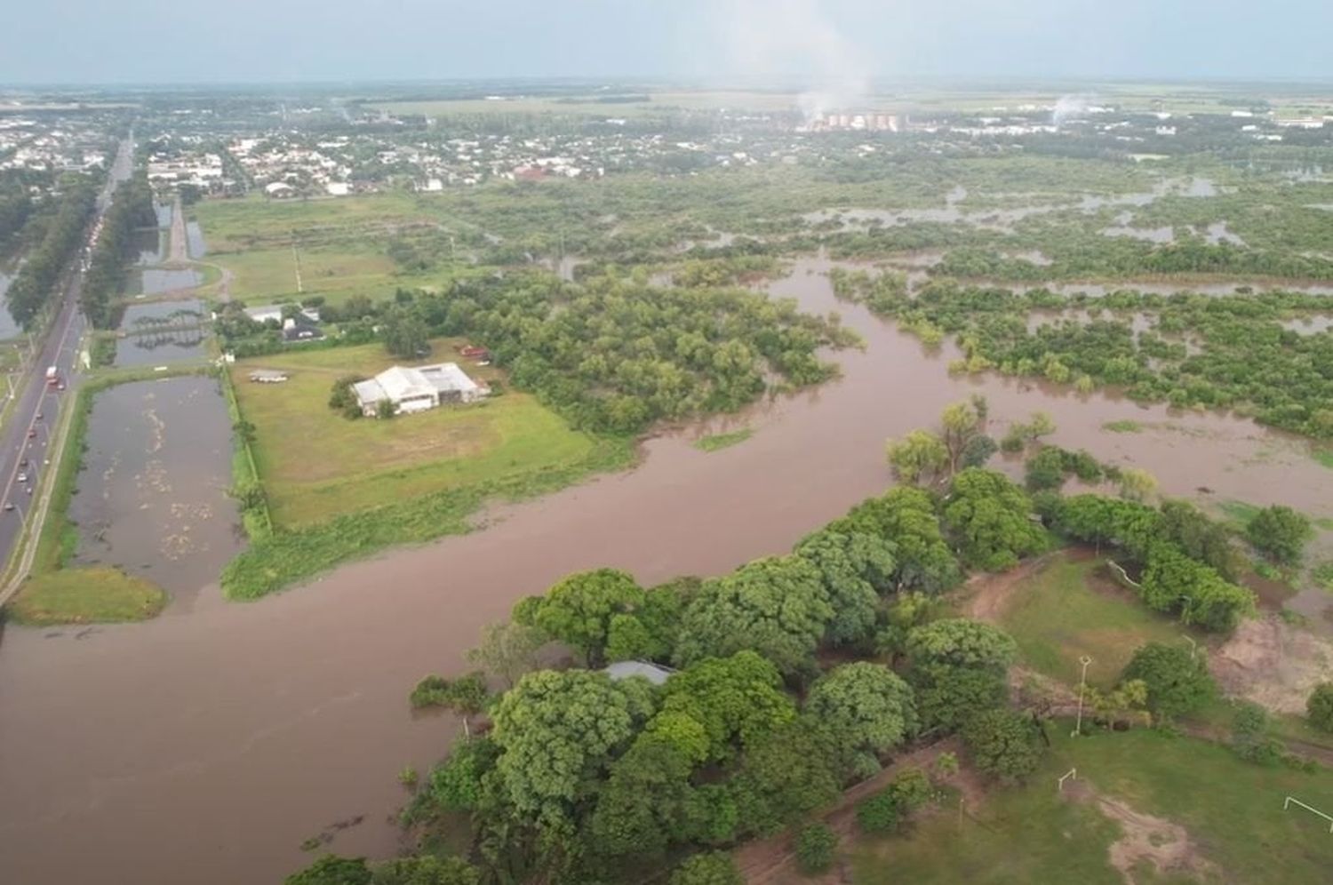 En Reconquista, las zonas del sector norte bajo agua por la crecida del arroyo El Rey, escurrieron bien, pero los vecinos mantienen las bolsas de arena en las puertas de sus viviendas.