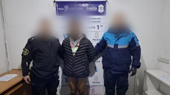 Lo atraparon robando dentro de un auto estacionado: terminó detenido