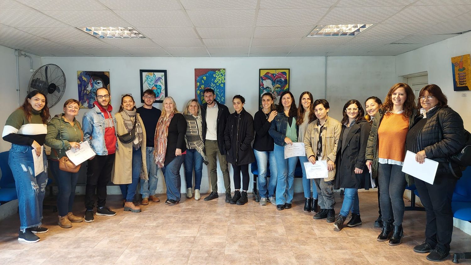 Autoridades municipales junto a algunos de los artistas expositores.