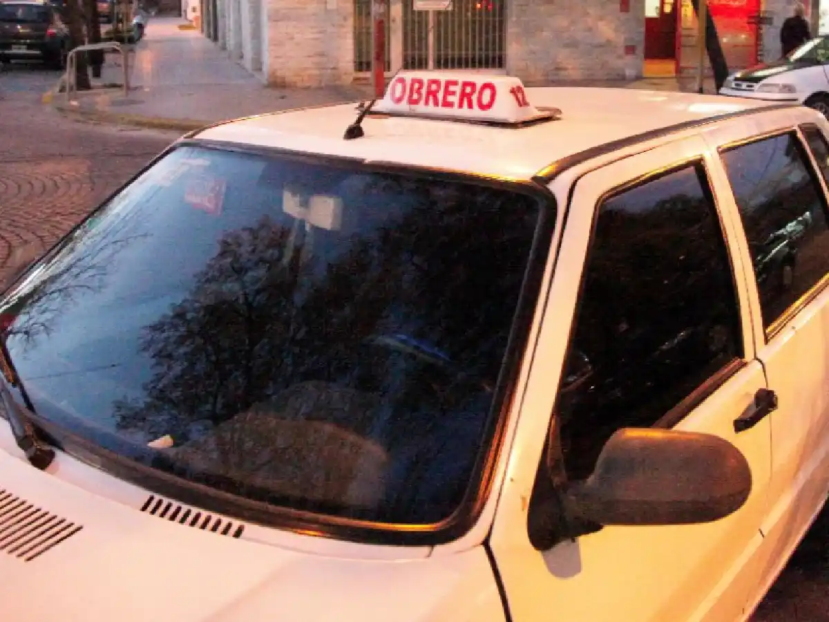 A punta de pistola asaltan a remisero y a la pasajera