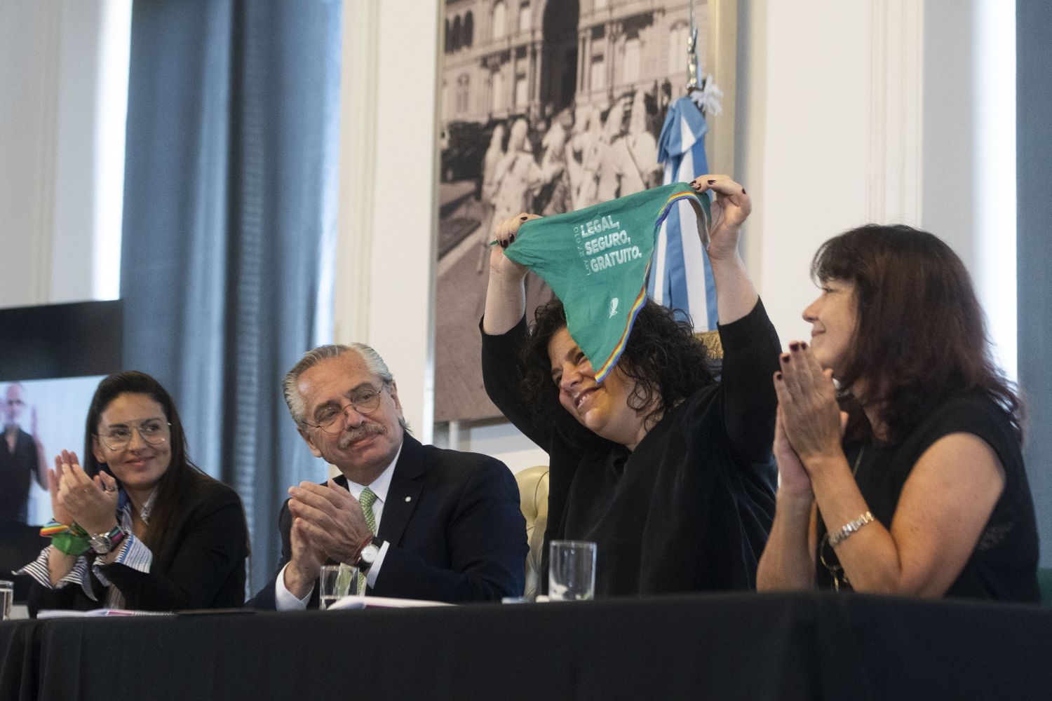 Alberto Fernández: “Esta ley es un logro colectivo, resultado de un cambio de cultura y de una lucha enorme que las mujeres llevaron durante años”