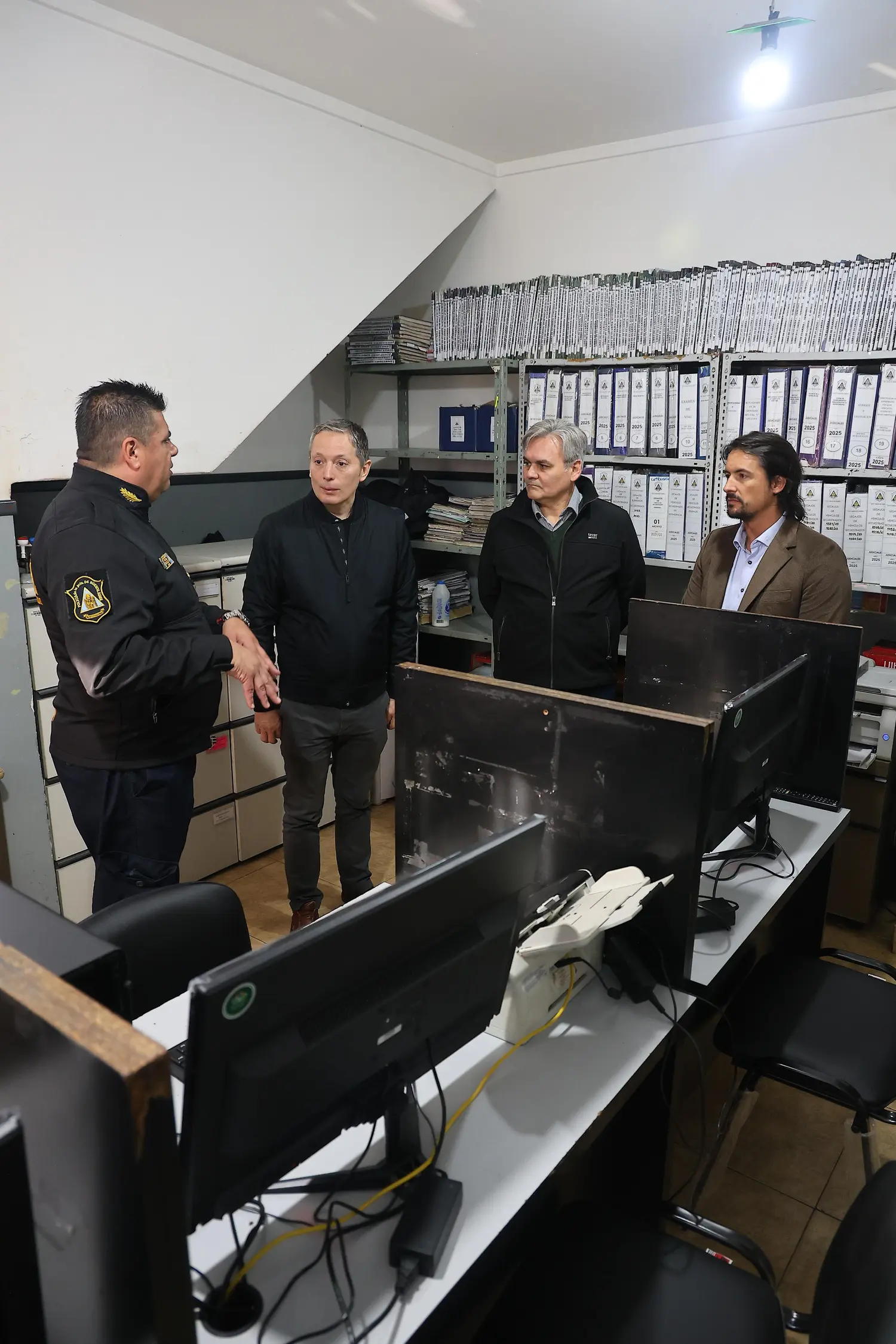 Esteban Echeverría: Fernando Gray entregó mobiliario a la DDI local