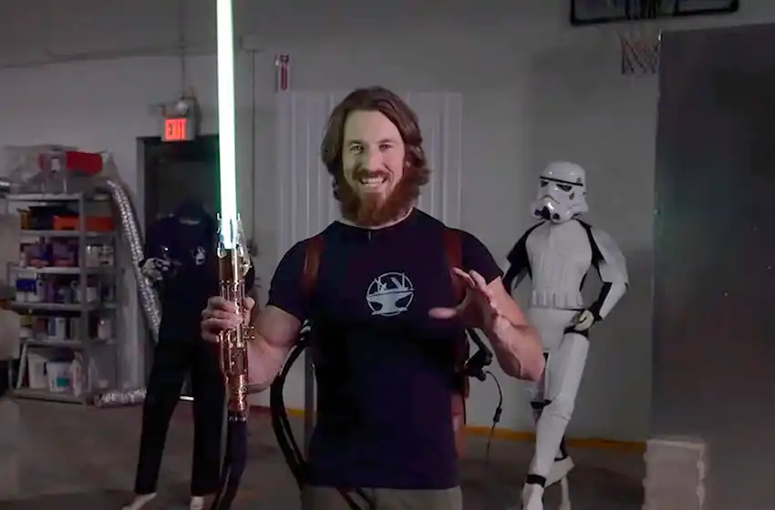 Un YouTuber creó un sable de Star Wars 100% funcional y potencialmente mortal
