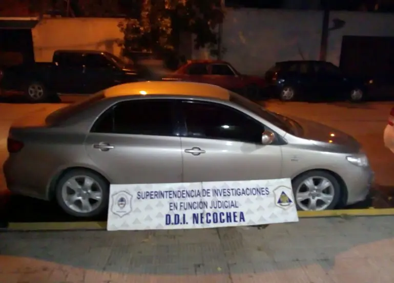 Lo persiguió la policía y casi se chocó una casa
