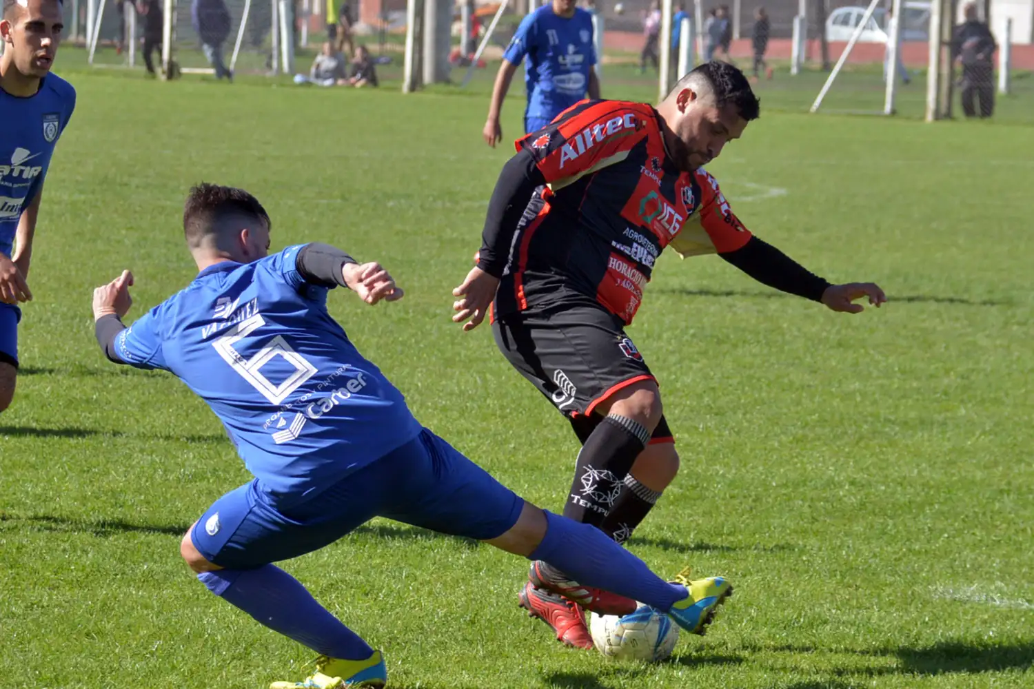 Patavino (Grupo) y Maximiliano Villar (Independiente), con la pelota en disputa.