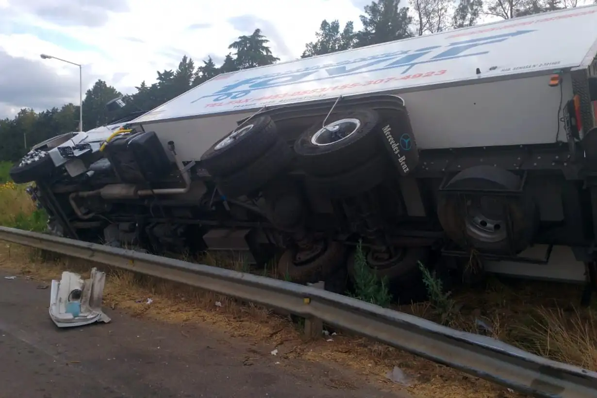 Autovía 14: un camión perdió el control y terminó tumbado contra uno de sus laterales
