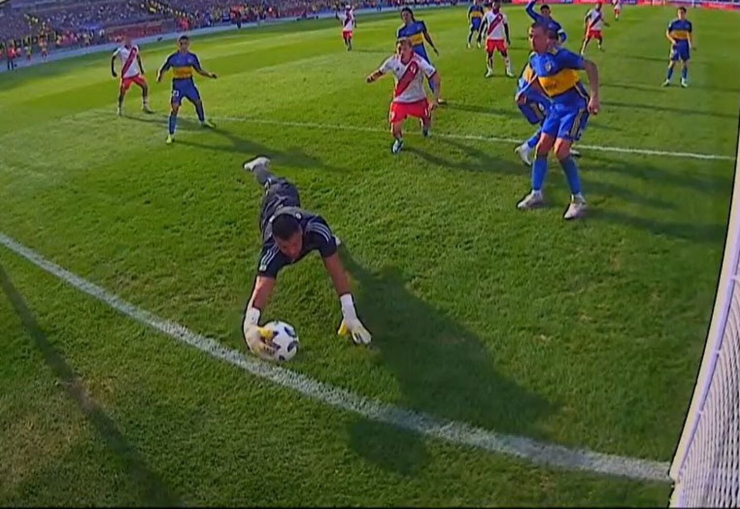 El audio del VAR en el gol anulado a River: lo que dijo el tandilense Baliño