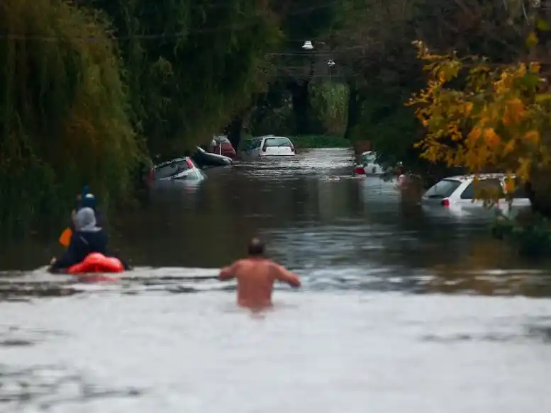 Más de 4.100 evacuados y alerta roja para 15 municipios de Buenos Aires