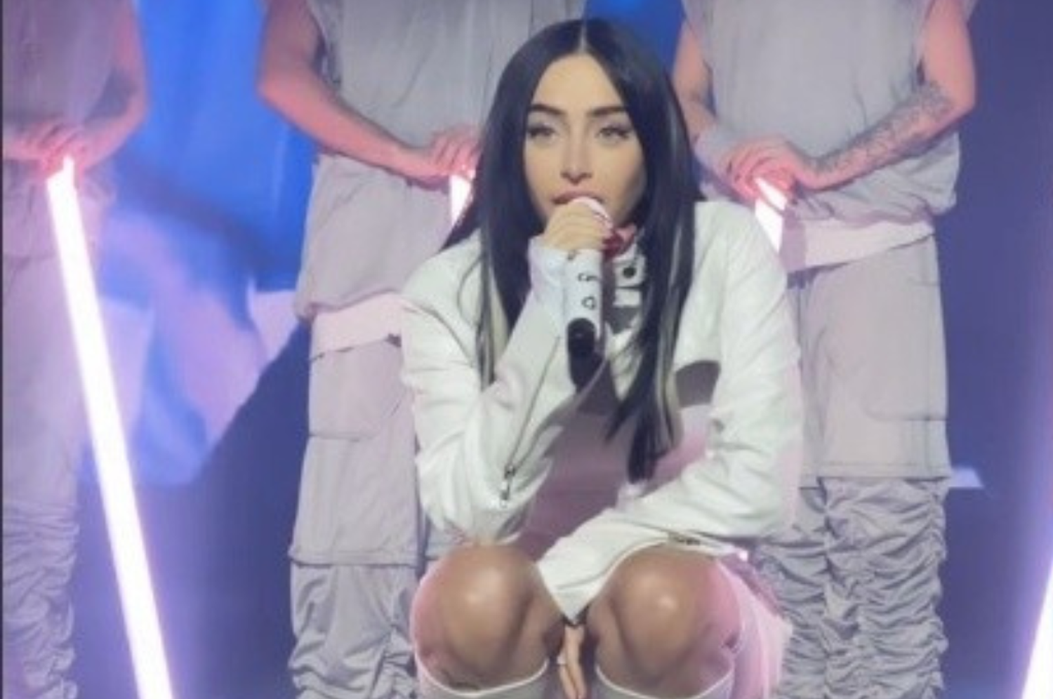 Vestida con un total look blanco, presentó su gira Alma Tour.