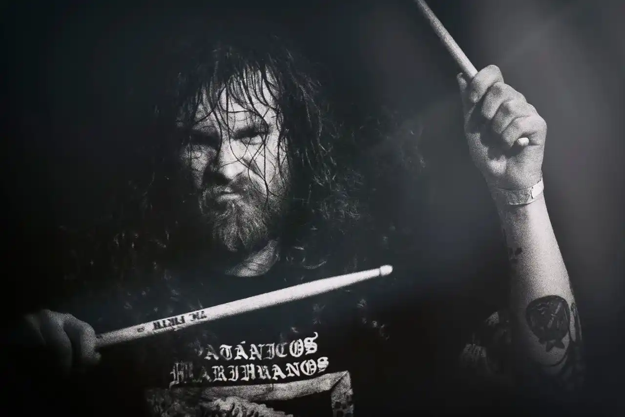 Luca Frizza junto a Mephistofeles: “Somos tres tipos del interior haciendo una gira europea”.