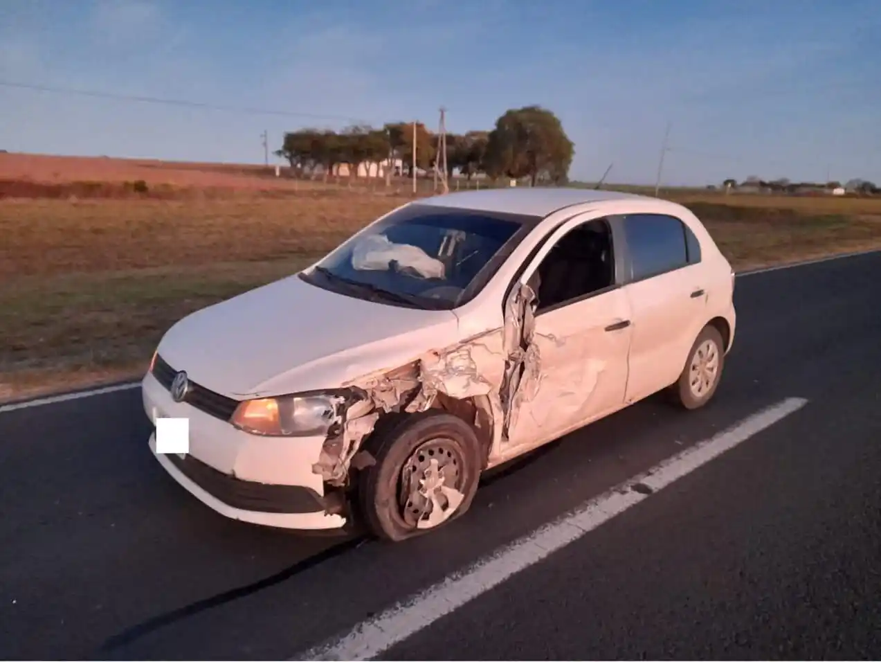 Colisión entre un auto y un colectivo en zona de María Luisa
