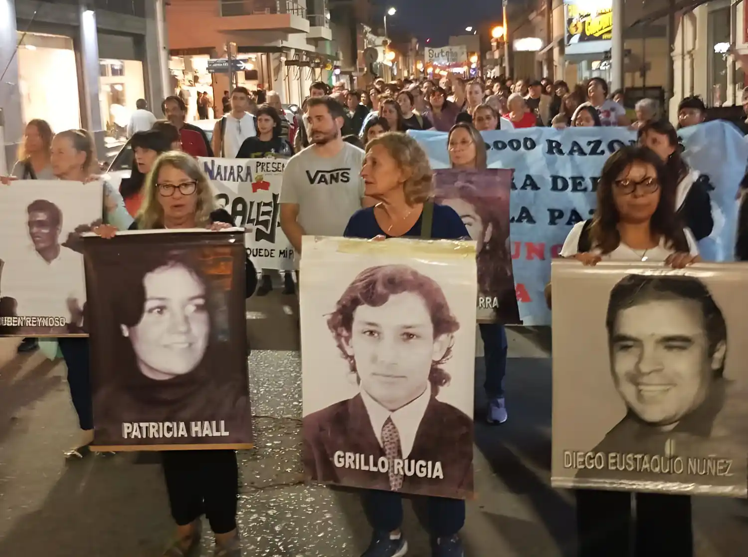 La marcha recorrió el centro para llegar al Monumento a los Desaparecidos sampedrinos.
