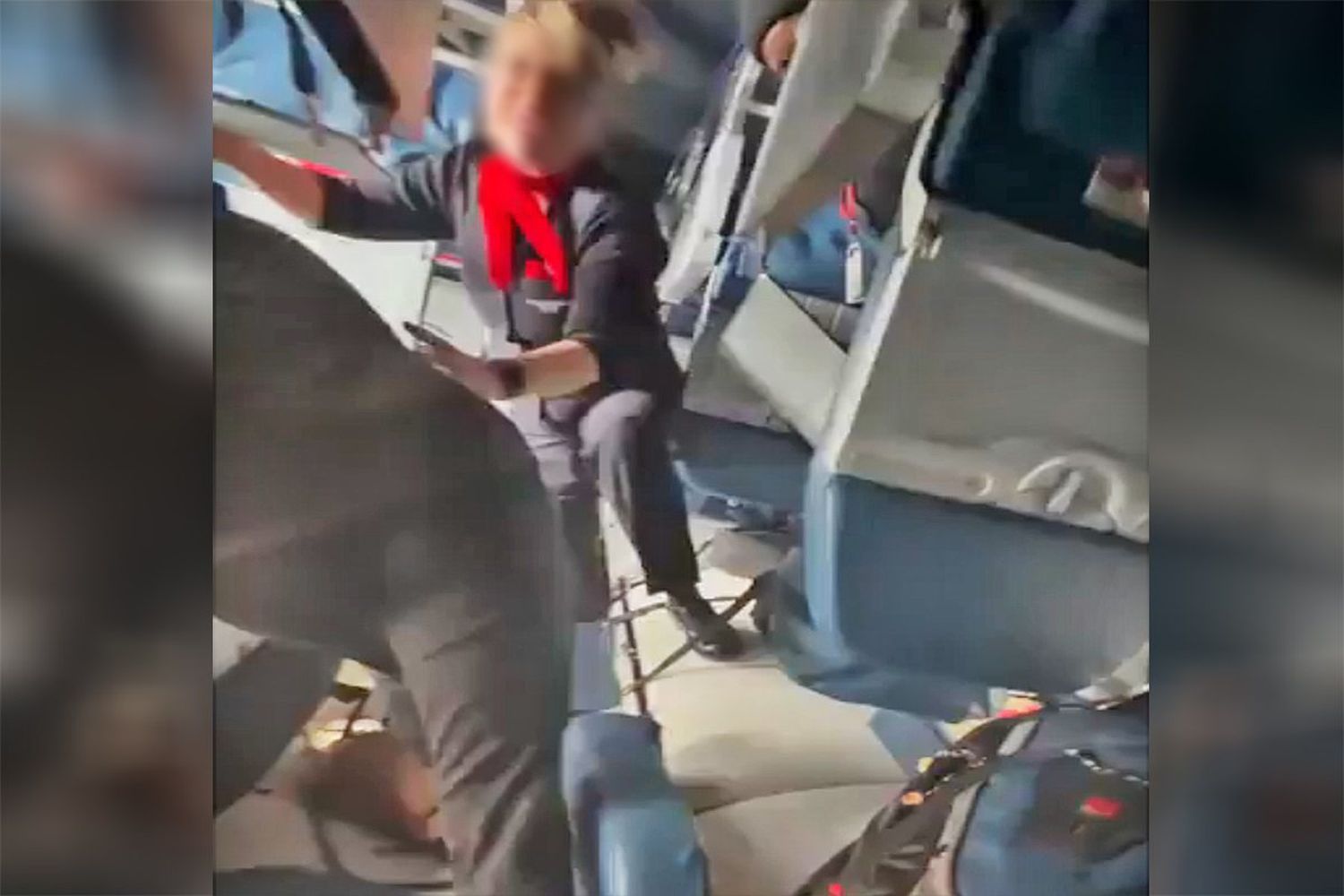 Nuevos videos captan el momento en que el avión de Endeavor Air vuelca y los pasajeros son evacuados