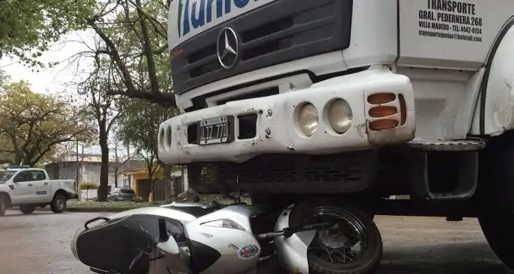 Accidente entre un camión y una motocicleta