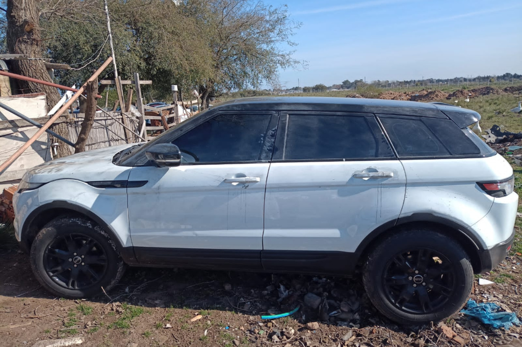 La camioneta Land Rover color blanca fue entregada este mediodía ante los investigadores