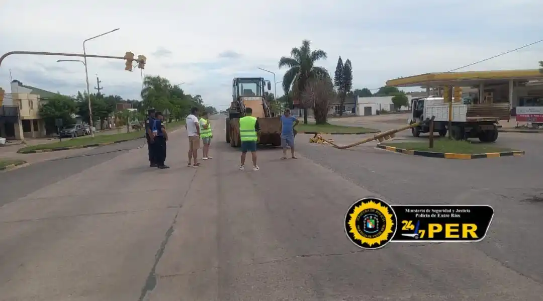 San Salvador: Camión derribó un semáforo en la Ruta 18