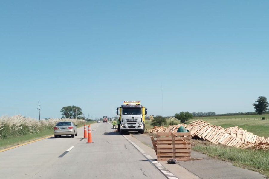 Perdió el control en Ruta 19 y volcó el camión con pallets, ¿estaba alcoholizado?