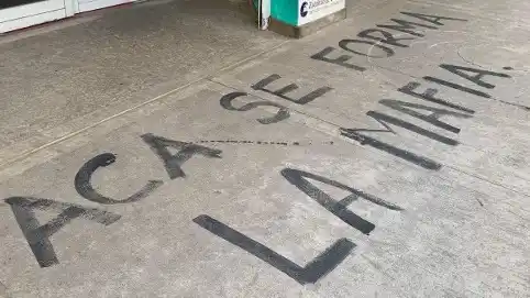 Repudiaron la pintada en la Facultad de Derecho: "Es un lamentable reflejo de la degradación del debate público"