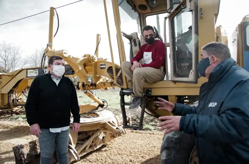 Montenegro supervisó trabajos de engranzado de calles en Batán