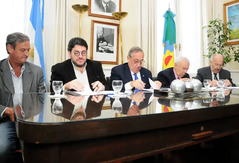 Con la presencia de Avelluto, se rubricó el convenio para recuperar el Teatro Cervantes 