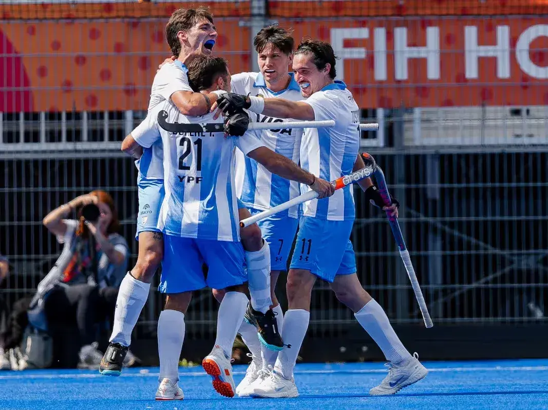 Festejo de los Leones, que golearon a Nueva Zelanda y siguen en carrera en el Mundial (FIH)