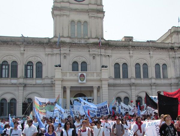 El Frente Sindical Docente conformado por Agmer, AMET, UDA y Sadop, montará un acampe frente a la casa de Gobierno