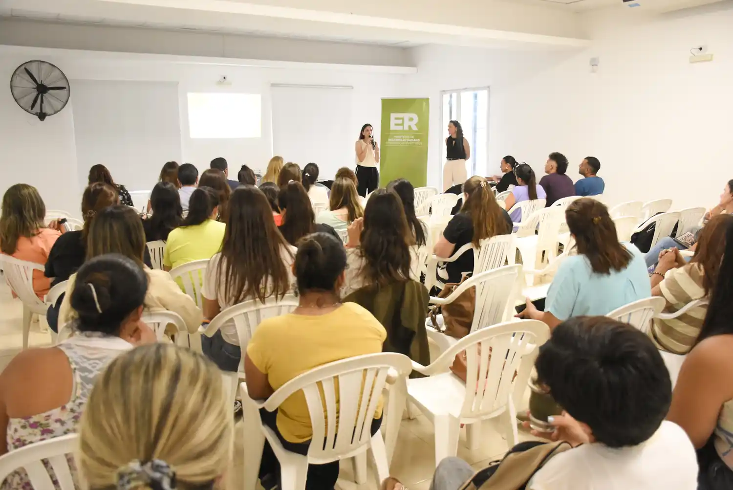 Una importante afluencia participó de la capacitación.