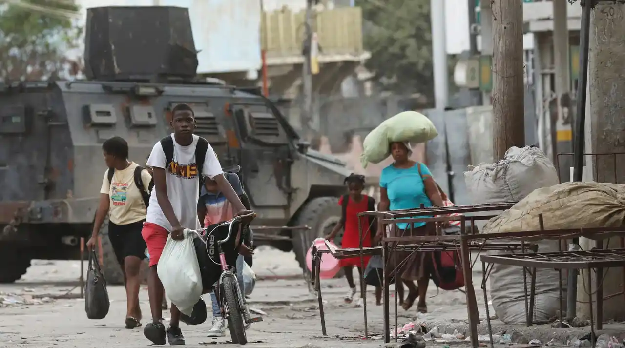 Miles de haitianos huyen de la anarquía provocada por las bandas