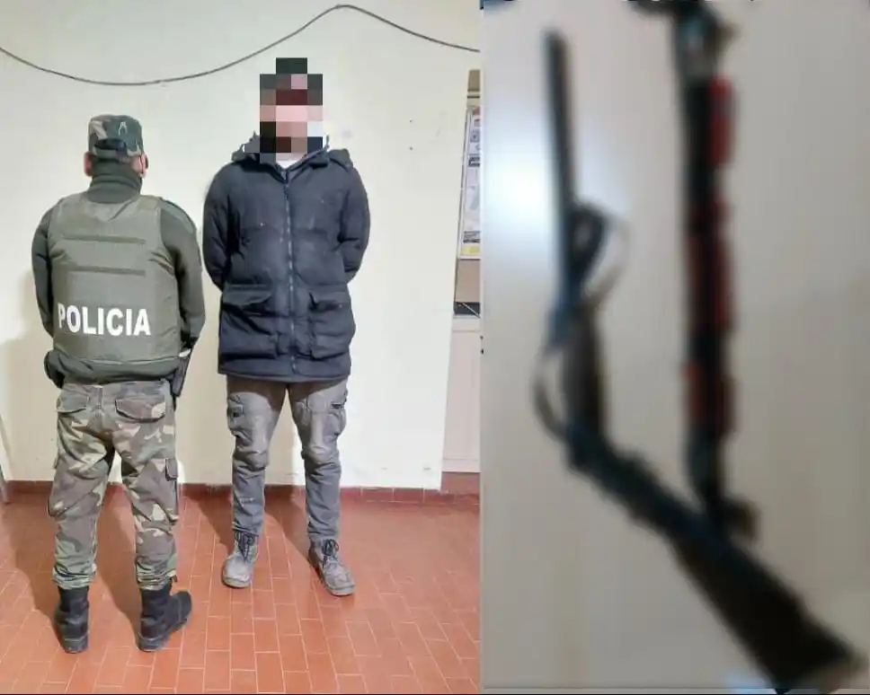 El aprehendido y el arma secuestrada.