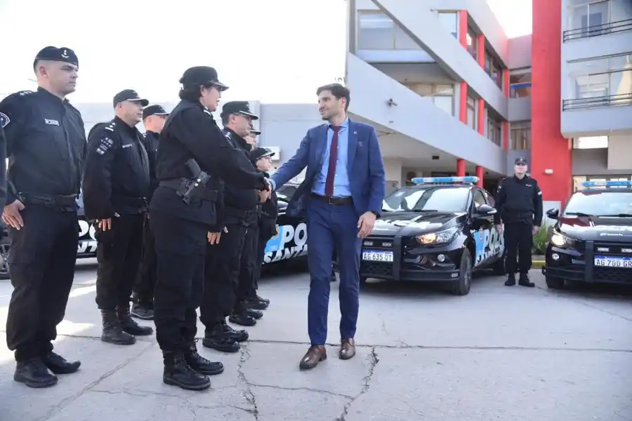 Pullaro entregó móviles en el Departamento San Martín