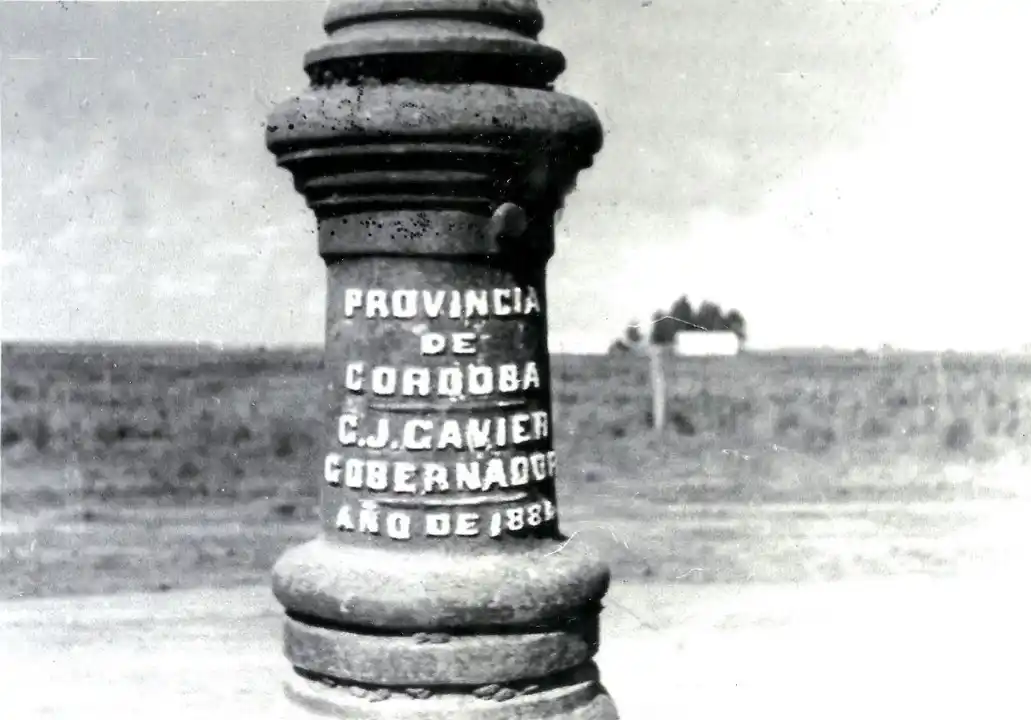 Mojón de hierro del siglo XIX aún existente que marca el límite entre Córdoba y Santa Fe (Archivo Gráfico y Museo Histórico)