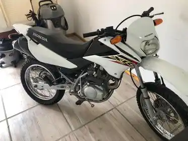 Le robaron la moto del complejo de departamentos y ofrece recompensa para quien la encuentre