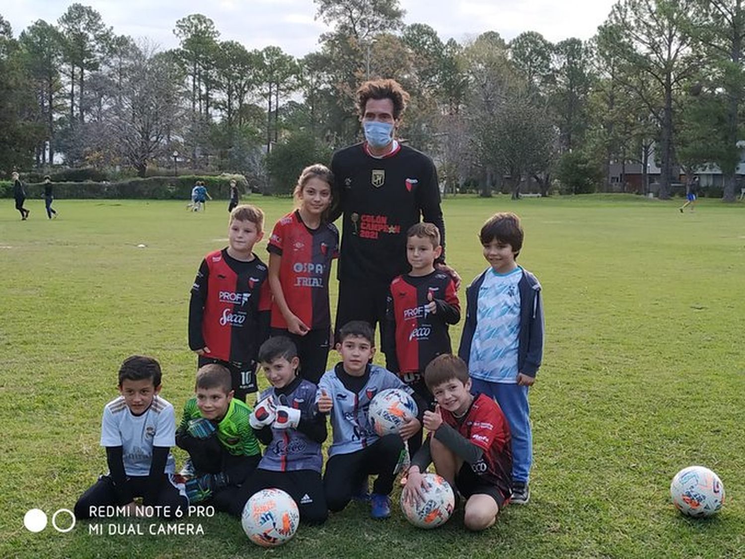 El gran gesto del DT campeón de Colón: entrenó a un grupo de chicos de su barrio
