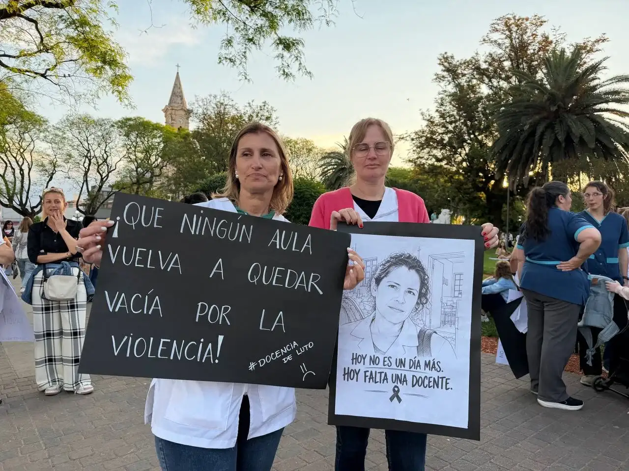 La ciudad de Rafaela se sumó al pedido de justicia por Nancy Godoy con una marcha alrededor de la Plaza 25 de Mayo - 3