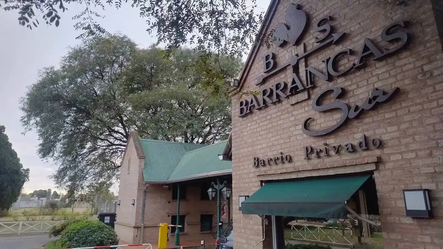 Barrancas del Sur es un barrio privado ubicado en avenida Valparaíso.