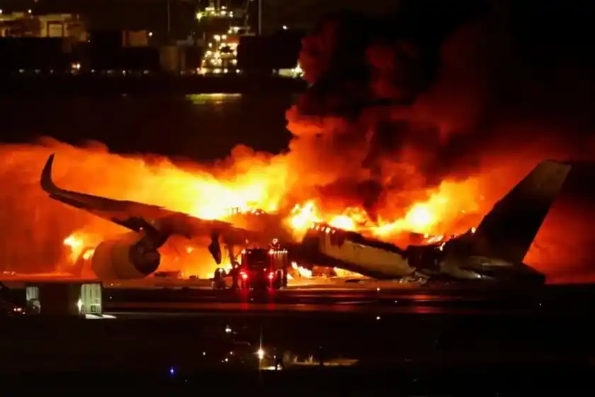 Conmoción en Japón: se incendió un avión que llevaba más de 300 pasajeros