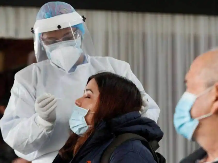 Confirmaron 35 muertes y 2.077 
contagios en las últimas 24 horas