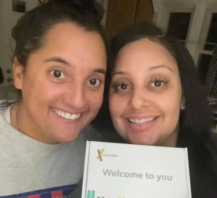 ¡ERAN HERMANAS! Lo descubrieron tras 8 años de amistad