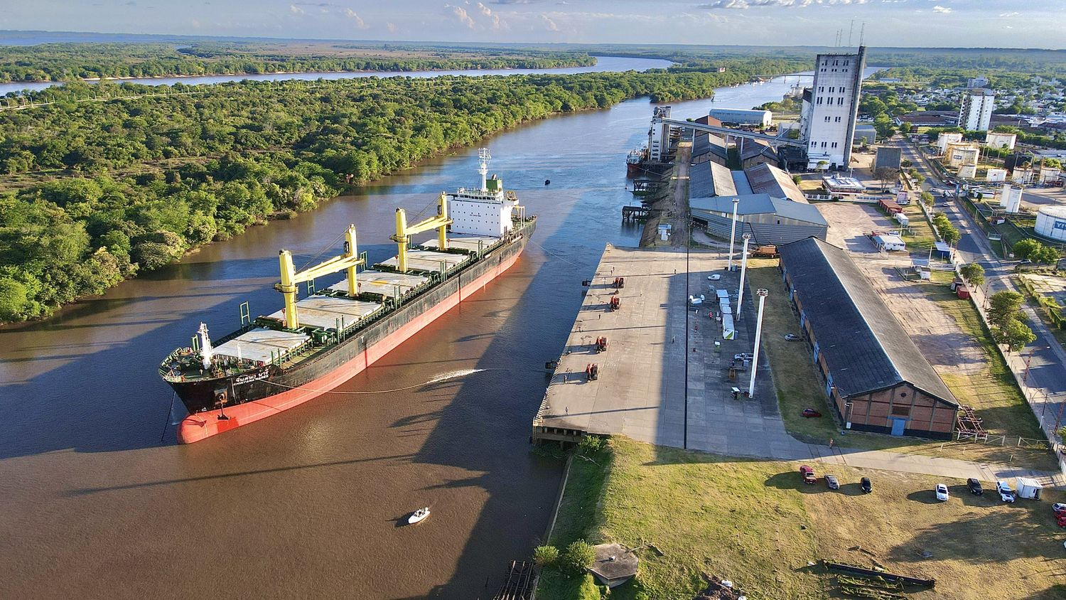 Arribó el primer buque al puerto de Concepción del Uruguay