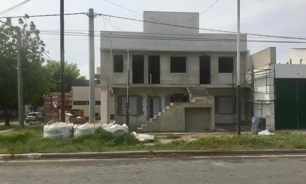 Cayó un operario de un edificio en construcción
