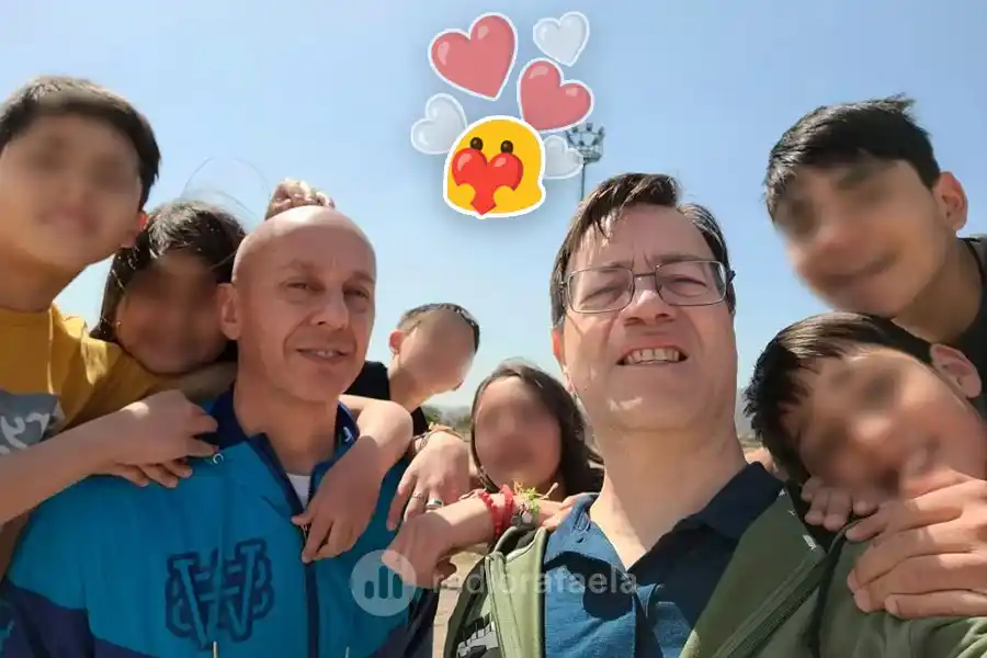 Víctor y Jorge, la pareja que adoptó a seis hermanitos: “Es todo muy especial, un pequeño gran remolino de emociones”