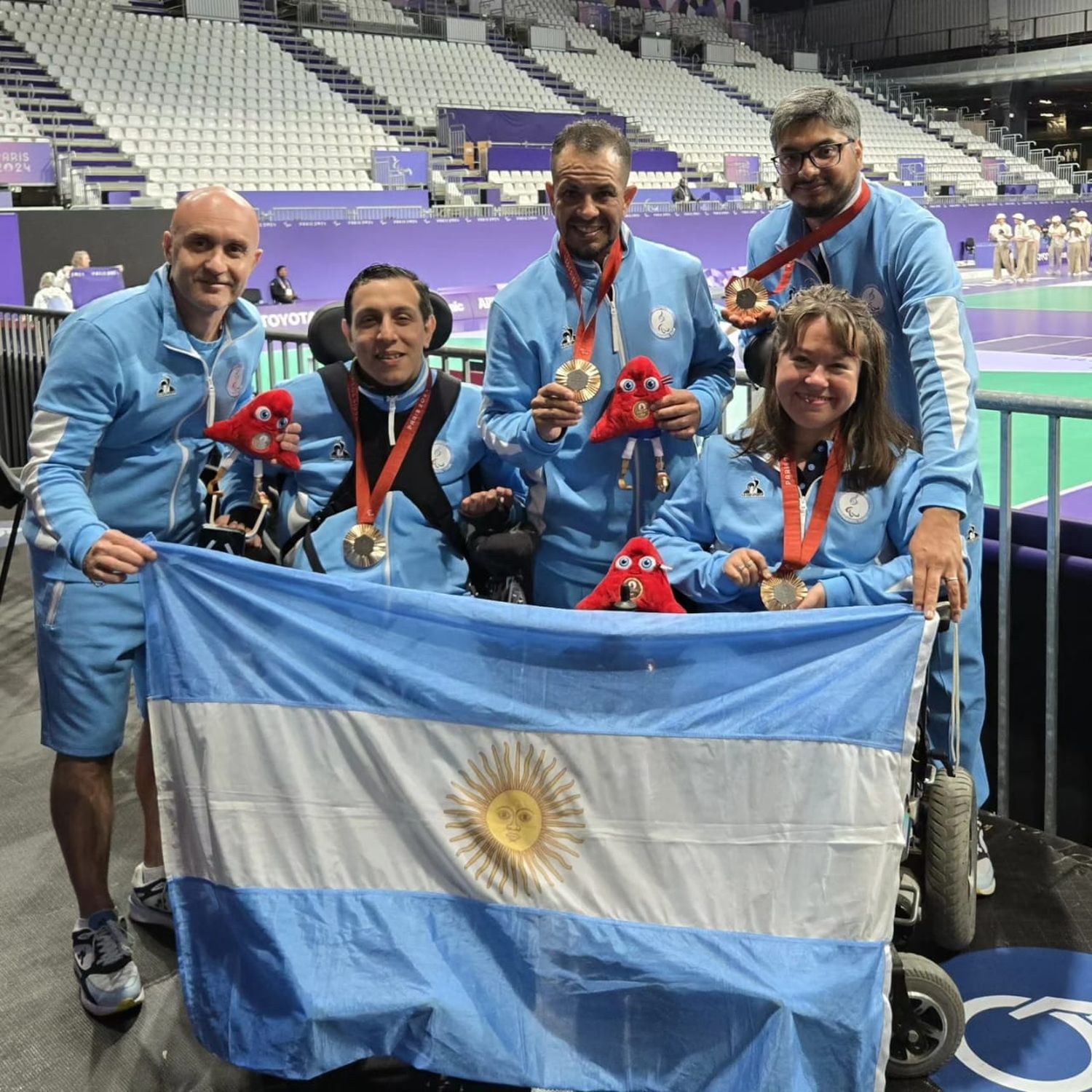 Rodrigo Romero y Stefanía Ferrando junto a sus asistentes y técnicio de la delegación-